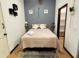 Tropical Studio in Sunset Villas, West end, hotel v destinaci West End