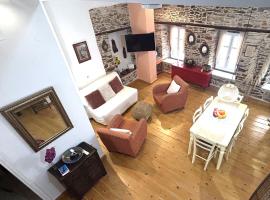 Traditional wood and stone Villa, hotel v destinaci Ermupoli