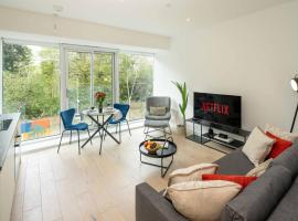 Chiswick Parkside Apartments by Sleepy Lodge London, hotel in Kew Bridge