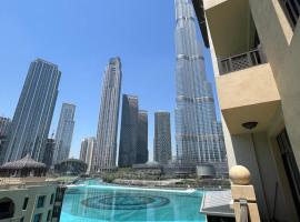 Full View Burj Khalifa and Fountains -Souk Al Bahar- Dream View holiday Home Rental, hotel v Dubaji