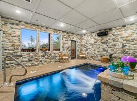 Sleeps 16 - Indoor Pool, Hot Tub, EV Friendly Parking, Scenic Views & Close to Dollywood, hotell sihtkohas Pigeon Forge