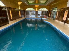 Dom na Wyłączność z Wanną z Hydromasażem, Sauną i Basenem, Hotel in Mucharz