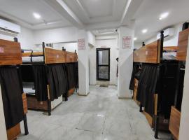 aaram ac dormitory, hotel en Ahmedabad