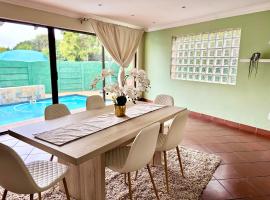 Cozy Home with Pool, Braai & Top Security, ξενοδοχείο σε Κέμπτον Παρκ