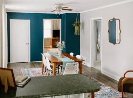 Spacious Home Near Lake MI w Fire Pit, hotell sihtkohas Sheboygan