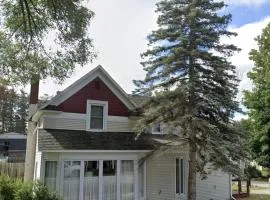 Bellaire - Lakes - Golf - Ski - Walk to Downtown!