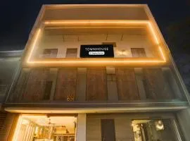 Super Townhouse Haibowal Chowk Near DMC