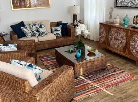 Dolphin beach house, hotel in San Antonio