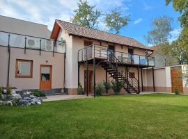 4 Basa Bungalow, hotel v destinaci Szeged