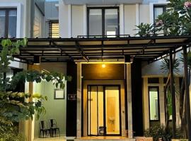 Cosmo Park Town House, hotel in Jakarta