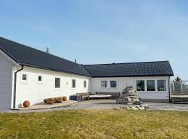 5 Bedroom Beautiful Home In Kverva, hotel v destinaci Kverva