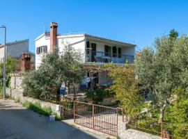 Seaside holiday house Okrug Donji, Ciovo - 2403, отель в городе Округ-Доньи