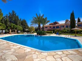 Limnaria Gardens SUPERB VILLA by VICHY Holidays, hotel em Paphos