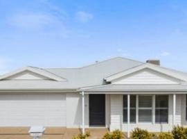 Modern home with Private ensuite, hotel in North Wagga