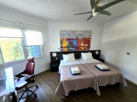 Urban oasis next to the beach,位于帕福斯的酒店