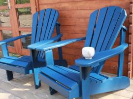 The Dogwood Cabin - Cowichan Valley Bunkie Glamping, hotel in Duncan