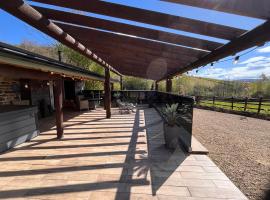 Tanyard Barn - Luxury Hot Tub & Secure Dog Field Included、Old Glossopのホテル