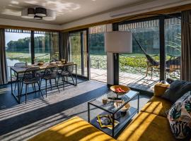 Water Hideout - Floating Villas in Wild Nature, khách sạn ở Nowawieś Zbąska