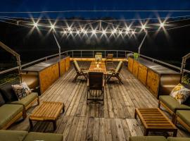 Water Hideout - Floating Villas in Wild Nature, hotel en Nowawieś Zbąska