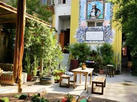 Tirana Backpacker Hostel: Tiran'da bir otel