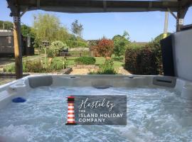 Dassia-Rural Bungalow, Dog Friendly with Hot Tub Near Gurnard、Porchfieldのホテル