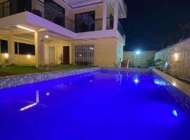 Mountain Gaze Villa - The Dream Stays ll 4 Ac rooms ll Big Pvt Pool ll Hill View, hotel v destinaci Lonavala