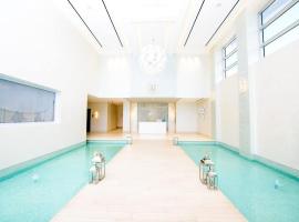 Modern Condo at One Cable Beach with Balcony, hótel í Nassau