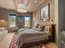 Independence Square 301, Great Hotel Room with Excellent Location & Rooftop Hot Tub
