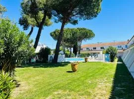 Artemia Aigues-Mortes - Hôtel avec piscine - Bornes électriques - Parking privé - Local vélo-moto