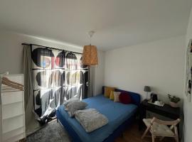 Guest room with private bathroom, hotel en Åkersberga