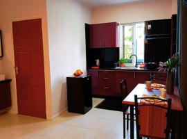 Modern 2BR Apt with Kitchen FAST WIFI AC in North Paramaribo，位于帕拉马里博的酒店