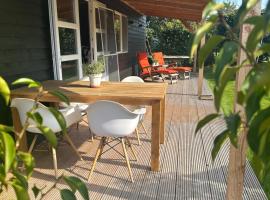 Chalet op mooie plek nabij het IJsselmeer Warns, hotel v destinaci Warns
