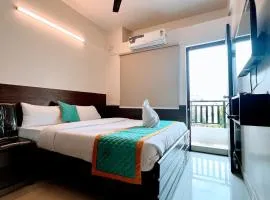 Elegant Queen Room with Private Balcony & AC