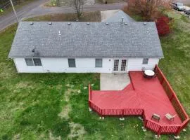 Cozy Retreat 3bdrm 2bath house with deck