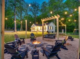 NEW! Shenandoah family & dog friendly cabin - 5 min walk river with private river access, BBQ, playground, fire pit