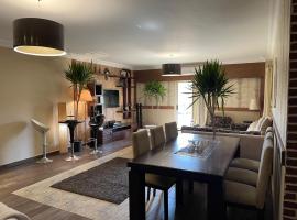 Luxury apartment in private compound in New Cairo, hotel v destinaci Banī Ghālib