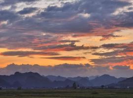 Palafita Bungalow, hotel v destinaci Bố Trạch