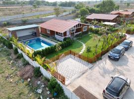Kuku farm stay 3 bedroom wooden cottage with private pool at Moinabad, hotel in Hyderabad