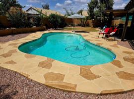 Cozy home with pool, fire table, BBQ, RV parking,梅薩的飯店