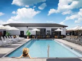 Colonial Hotel & Suites