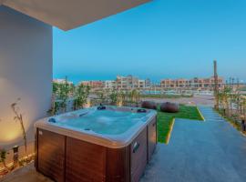 Chic 1 BR with private jacuzzi, hotel v destinaci Banī Ghālib