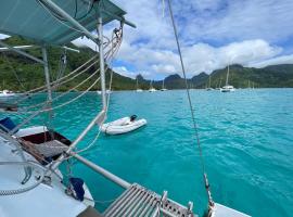 Catamaran Amaya - séjour insolite sur le lagon de Moorea, Hotel in Hauru