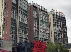 IU Hotels·GuiYang North Railway Station Dream City