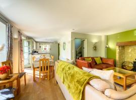 Cosy Cotswold Lodge by Your Home Here - ideal for families, log-burner, spa, private parking, EV Hookup included and heated swimming pools, hotel in Ashton Keynes