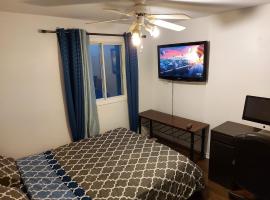 Bedroom in cozy townhome, Hotel in Gatineau