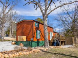 Charming Cabin - Pondview - Hot Tub, hotel in Carthage