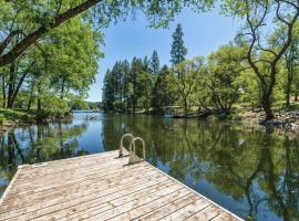 Lakefront Cozy Cabin on the Cove, hotel in Groveland