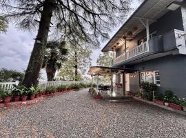 Writers Chalet, Mussoorie- Opposite Wynberg Allen, 5 mins to mall road, hotel v destinaci Mussoorie