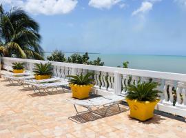 Oceanfront Family Villa, Hotel in Black River