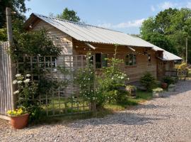 Santa's Lodge at The Cotswold Reindeer Herd、Ampney Crucisのホテル